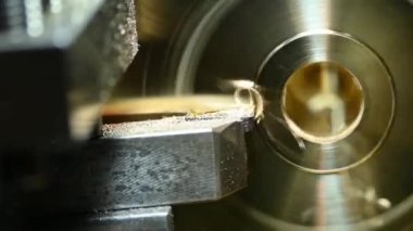 Kapanış sahnesi torna makinesi pirinç parçaları kesti. Makineyi döndürerek metal işleme süreci.