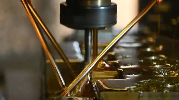 Nahaufnahme Der Cnc Fräsmaschine Die Die Formteile Ölkühlverfahren Schneidet Werkzeug — Stockvideo