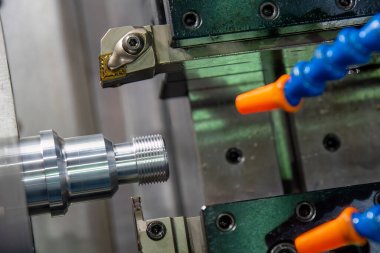 CNC dönüşüm makinesinin yüksek teknolojili metal işlemesi. CNC torna makinesi metal çivi parçalarının sonunda iplik kesme. 