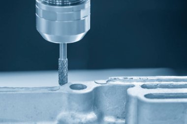 CNC değirmen makinesi, oyuncu kadrosunu Chamfer aracıyla öğütüyor. Kalıplar, sert top değirmeni ile makine merkeziyle kesme işlemi yapıyor.