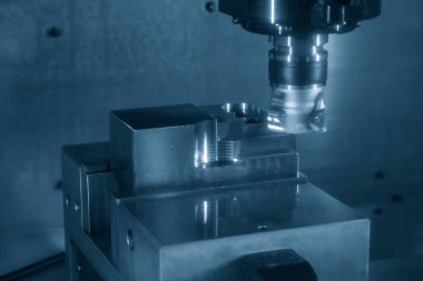 CNC değirmen makinesi, küf parçalarını indekslenebilir aletle kaba bir şekilde kesiyor. CNC makine merkezi tarafından üretilen kalıp ve ölüm süreci.