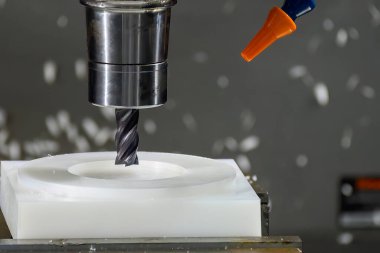 CNC değirmen makinesi naylon 6 maddesini düz uçlu değirmen aletiyle kesiyor. Naylon alaşımlı tekerlek parçaları makine merkeziyle kare uçlu değirmeni kesiyor..