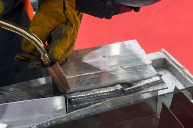 Sahne güvenliği kaynaklama kavramını kapat. İnşaat işi konsepti.