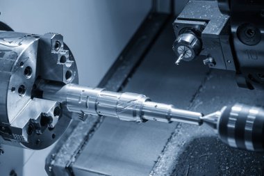 CNC torna makinesi Milli değirmeni ile metal şaft parçalarını kesiyor. CNC dönüşüm makinesiyle çalışan yüksek teknoloji metali.