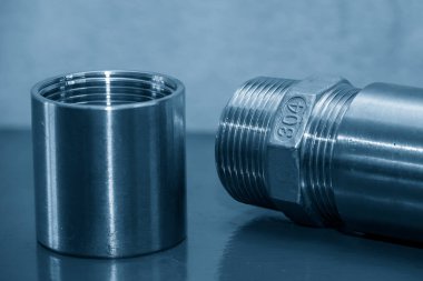 Sahneyi kapatın. Boru bağlantı parçaları 304 dereceli paslanmaz çelikten yapılmış. Tesisatçı kısmı üretim konsepti..