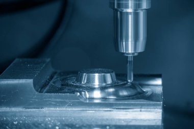CNC değirmen makinesi, açık mavi sahnede, sert top değirmeni ile enjeksiyon kalıbını kesiyor. Kalıplar, sert top değirmeni ile makine merkeziyle kesme işlemi yapıyor.
