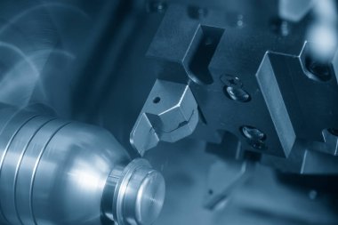 CNC torna makinesi metal şaft parçalarını kesiyor. CNC dönüşüm makinesinin yüksek teknolojili metal işlemesi .