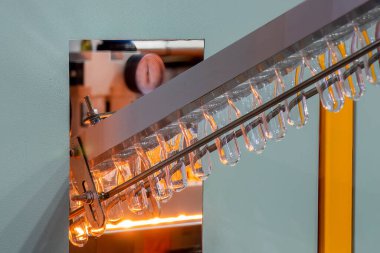 Küf makinesiyle içme suyu üretme işlemi. Plastik şişe üfleme makinesi operasyonu..