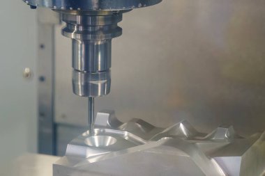 CNC değirmen makinesi enjeksiyon kalıbını top değirmeniyle kesiyor. Kalıplar, sert top değirmeni ile makine merkeziyle kesme işlemi yapıyor.