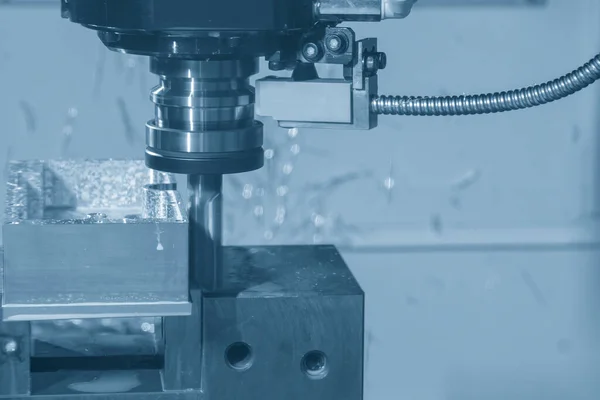 Die Cnc Fräsmaschine Schneidet Das Aluminiumgehäuse Mit Einem Flachfräswerkzeug Grob — Stockfoto