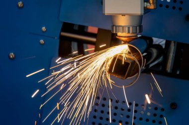 Sahneyi kapatın, fiber lazer kesme makinesi paslanmaz çelik tüpü kesti. Lazer kesme makinesinin yüksek teknoloji metal üretim süreci.. 