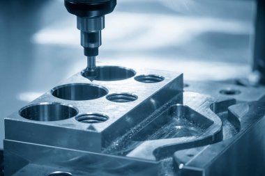 CNC değirmen makinesi Chamfer açık mavi sahnede Chamfer aracıyla küf tabanı kısmını kesiyor. Kalıplar, sert top değirmeni ile makine merkeziyle kesme işlemi yapıyor.