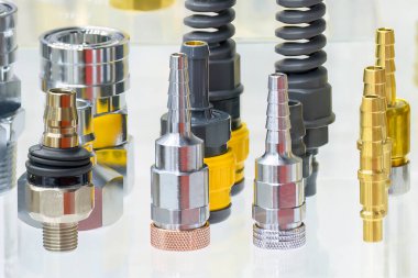 Kapanış sahnesinde, birleştirici parçaların birleştirildiği grubu hemen serbest bırakın. Yüksek hassasiyetli parça üretimi kavramları.