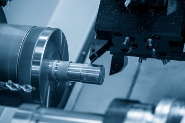 CNC torna makinesi metal şaft parçalarını kesiyor. CNC dönüşüm makinesinin yüksek teknolojili metal işlemesi .