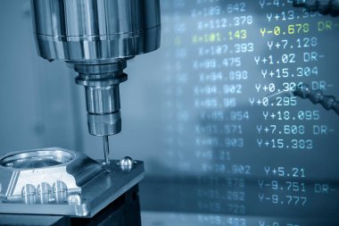 Soyut sahne CNC değirmen makinesi ve G-code veri arkaplanı. Kalıplar, sert top değirmeni ile makine merkeziyle kesme işlemi yapıyor.