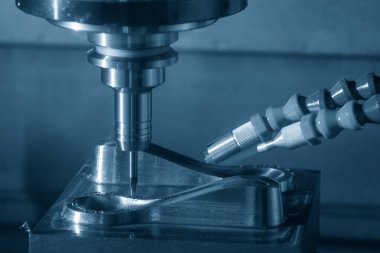 CNC değirmen makinesi enjeksiyon kalıbını katı top değirmeni aracıyla kesiyor. Kalıplar, sert top değirmeni ile makine merkeziyle kesme işlemi yapıyor.