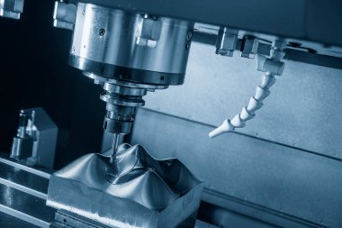 CNC değirmen makinesi, açık mavi sahnede, sert top değirmeni ile enjeksiyon kalıbını kesiyor. Kalıplar, sert top değirmeni ile makine merkeziyle kesme işlemi yapıyor.