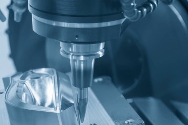 CNC değirmen makinesi enjeksiyon kalıbını katı namlulu aletle kesiyor. Kalıplar, sert top değirmeni ile makine merkeziyle kesme işlemi yapıyor.