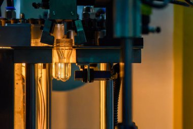 Küf makinesiyle içme suyu üretme işlemi. Plastik şişe üfleme makinesi operasyonu..