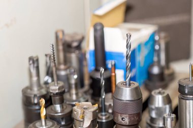 CNC değirmen makinesi için kullanılan delik araçları grubunu yakın çekim sahnesi. Makine merkezi için kesme aracı.