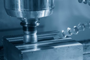 CNC değirmen makinesi, küf parçalarını indekslenebilir aletle kaba bir şekilde kesiyor. CNC makine merkezi tarafından üretilen kalıp ve ölüm süreci.