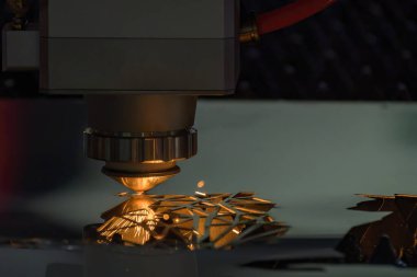 Fiber lazer kesme makinesi metal plakayı kesti. Lazer kesme makinesinin yüksek teknoloji metal üretim süreci.. 