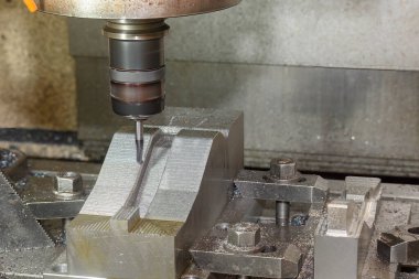 CNC değirmen makinesi top değirmeninin ucundaki aletle basın kısmını kesiyor. Kalıplar, sert top değirmeni ile makine merkeziyle kesme işlemi yapıyor.