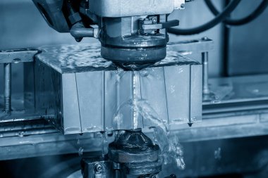Kablo EDM makinesinin kalıpları kestiği yakın çekim sahnesi. Zar atma işlemi CNC programı tarafından kablo kesme makine kontrolü ile kesme işlemi.