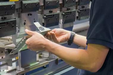 Bükme makinesi operatörünü kapatın metal levha parçalarını tutun. Yetenek operatörünün kullandığı levha metal çalışması.