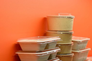 Turuncu duvarlı plastik yemek paketi grubu. Ekoloji malzemesi beslenme çantası ürün konsepti.