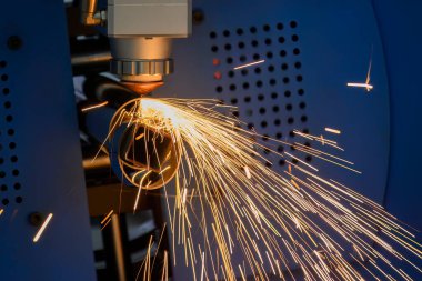 Sahneyi kapatın, fiber lazer kesme makinesi paslanmaz çelik tüpü kesti. Lazer kesme makinesinin yüksek teknoloji metal üretim süreci.. 