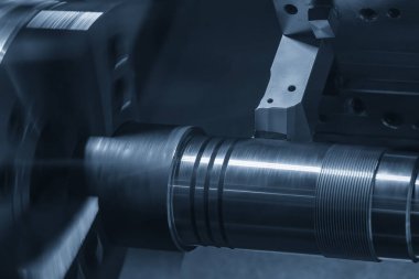 CNC torna makinesi metal şaft parçalarını kesiyor. CNC dönüşüm makinesinin yüksek teknolojili metal işlemesi .