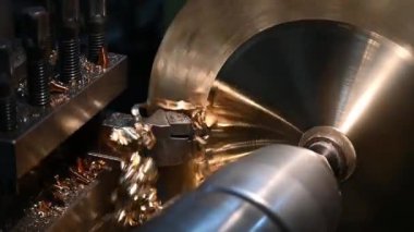 Torna makinesi, pirinç disk parçalarını torna ile kesmeyi bitirsin. Makineyi döndürerek metal işleme süreci.