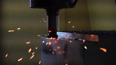 Yarıçapı indekslenebilir araçla CNC makinesinin kötü kaba kesim durumu. Sert metal malzemelerinin kaba kesiminde yanlış beslenme oranı.