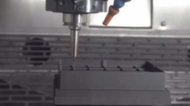 CNC değirmen makinesi, grafit elektrot parçalarını katı top değirmeniyle kesmeyi bitirdi. CNC makine merkezi tarafından üretilen kalıp ve ölüm süreci.