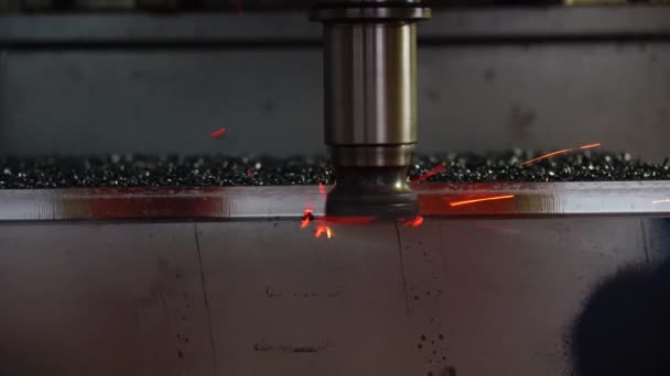 用半径可调刀具对数控机床的粗加工条件进行了研究 硬金属材料粗加工给料率不当 — 图库视频影像