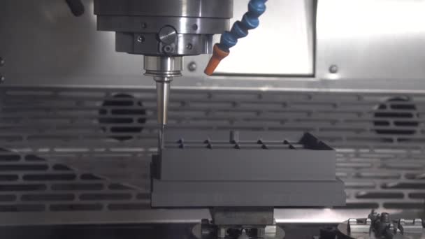 Cncフライス盤は ソリッドボールエンドミルで黒鉛電極部品を切断します Cnc加工センターによる金型および金型製造プロセス — ストック動画