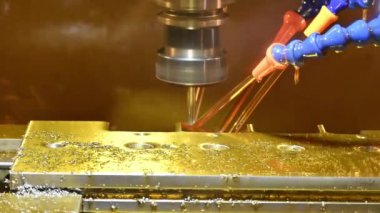 CNC değirmen makinesi lastik kalıplarını kesiyor. Kalıplar ve ölenler, makine merkezi tarafından katı top son değirmeni araçlarıyla üretiliyor..