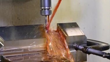 CNC değirmen makinesinin lastik kalıplarını yağ soğutma metoduyla kestiği sahne. Kalıplar ve ölenler, makine merkezi tarafından katı top son değirmeni araçlarıyla üretiliyor..