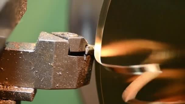閉じるシーン旋盤加工機の仕上げは 継続的なチップで真鍮材料をカットします 回転機械による金属加工工程 — ストック動画