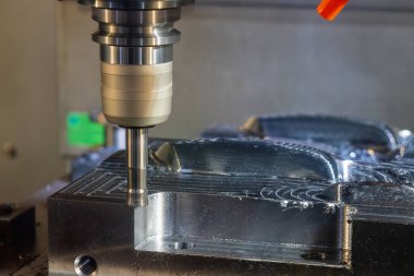 CNC değirmen makinesi, enjeksiyon küf parçalarını indekslenebilir araçlarla kesiyor. Kalıplar ve ölüm üretim süreci, son değirmen araçları ile makine merkezi tarafından.