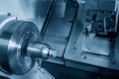 CNC torna makinesi metal şaft parçalarını kesiyor. CNC dönüşüm makinesinin yüksek teknolojili metal işlemesi .