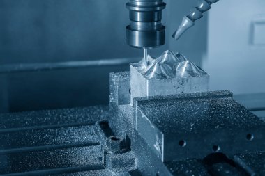 CNC değirmen makinesi, açık mavi sahnede, sert top değirmeni ile enjeksiyon kalıbını kesiyor. Kalıplar, sert top değirmeni ile makine merkeziyle kesme işlemi yapıyor.