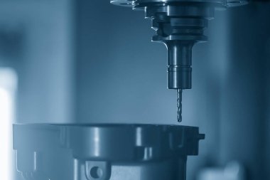 CNC değirmen deliği, matkap aletleriyle otomotiv parçalarını kesiyor. Kalıplar ve ölüm üretim süreci, son değirmen araçları ile makine merkezi tarafından.