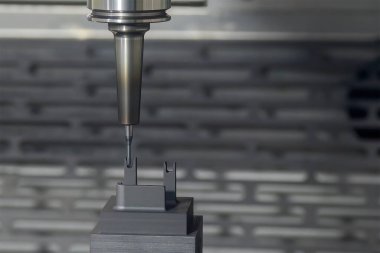 CNC değirmen makinesi, grafit elektrot parçalarını katı top değirmeniyle kesmeyi bitirdi. CNC makine merkezi tarafından üretilen kalıp ve ölüm süreci.