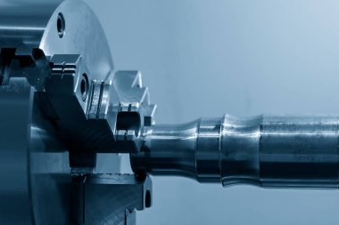 Torna makinesinin bitirdiği sahneyi kapat metal şaft parçalarını kes. Makineyi döndürerek metal işleme süreci.