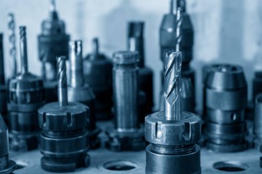 Kullanılmış katı kaplama değirmeninin yakın çekim sahne grubu. Makine merkezi için kesme aracı.