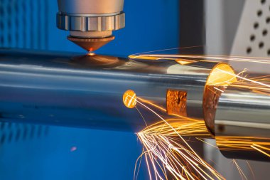 Sahneyi kapatın, fiber lazer kesme makinesi paslanmaz çelik tüpü kesti. Lazer kesme makinesinin yüksek teknoloji metal üretim süreci.. 