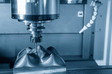 CNC değirmen makinesi, açık mavi sahnede, sert top değirmeni ile enjeksiyon kalıbını kesiyor. Kalıplar, sert top değirmeni ile makine merkeziyle kesme işlemi yapıyor.