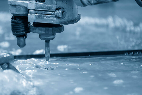 Крупный план многоосного абразивного гидрорежущего станка для резки алюминиевой пластины. Высокотехнологичный листовой металл с ЧПУ.